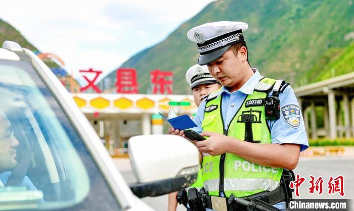 甘肃陇南：“百变交警”演绎“警”彩人生